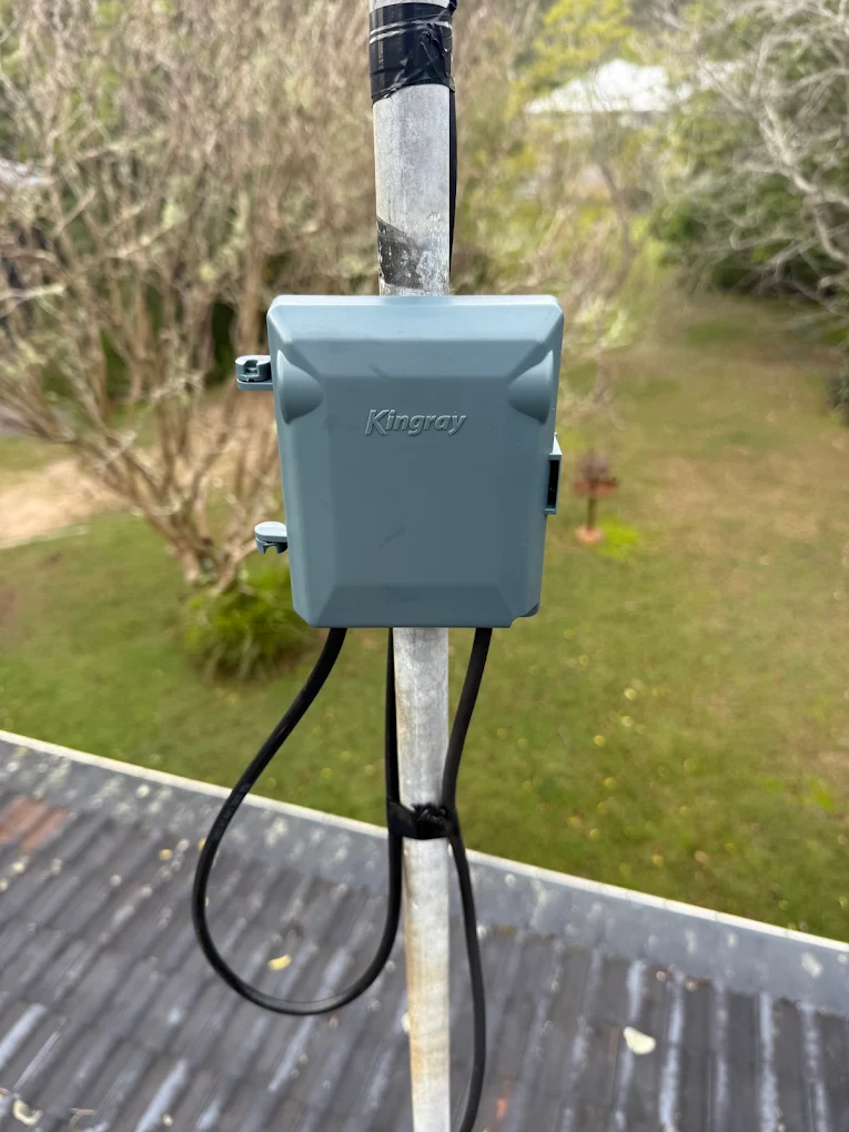 Kingray antenna splitter box and tidy cabling on a mast